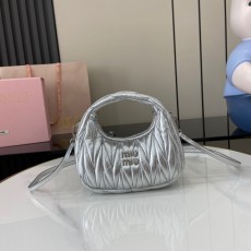 미우미우 MIUMIU 완더 마테라쎄 나파 가죽백 5BP078 MU087