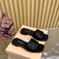 미우미우 MIUMIU 가죽 슬라이드 뮬 MU014822