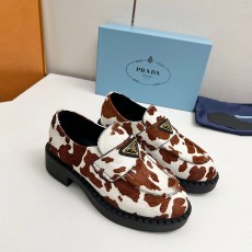 프라다 PRADA 브러시드 로퍼 PR296