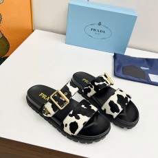 프라다 PRADA 스트랩 슬라이드 뮬 PR301