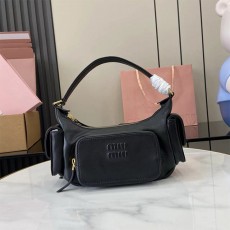 미우미우 MIUMIU 여성 엠보 로고 나파 포켓 숄더백 5BC146 MU103